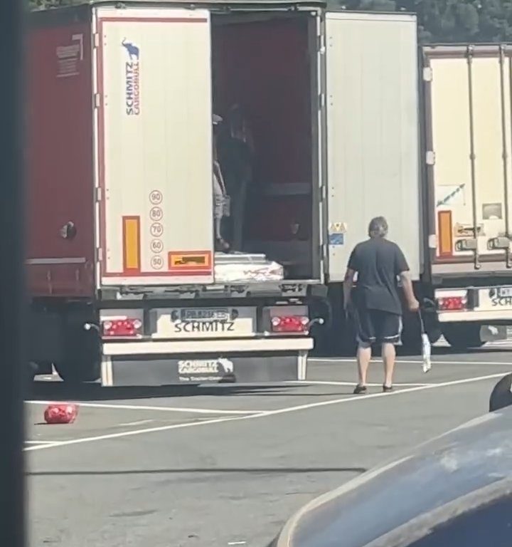 Un chauffeur de camion trouve des migrants à bord et les chasse avec des ceintures : vidéo virale