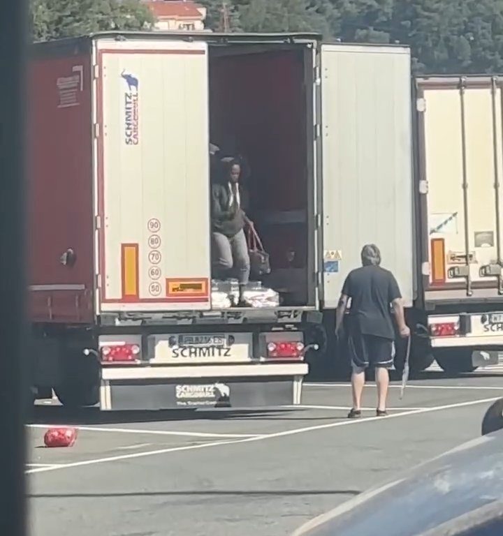 Un chauffeur de camion trouve des migrants à bord et les chasse avec des ceintures : vidéo virale