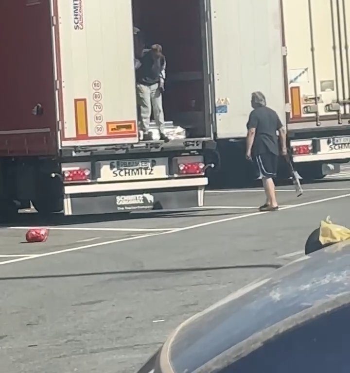 Un chauffeur de camion trouve des migrants à bord et les chasse avec des ceintures : vidéo virale