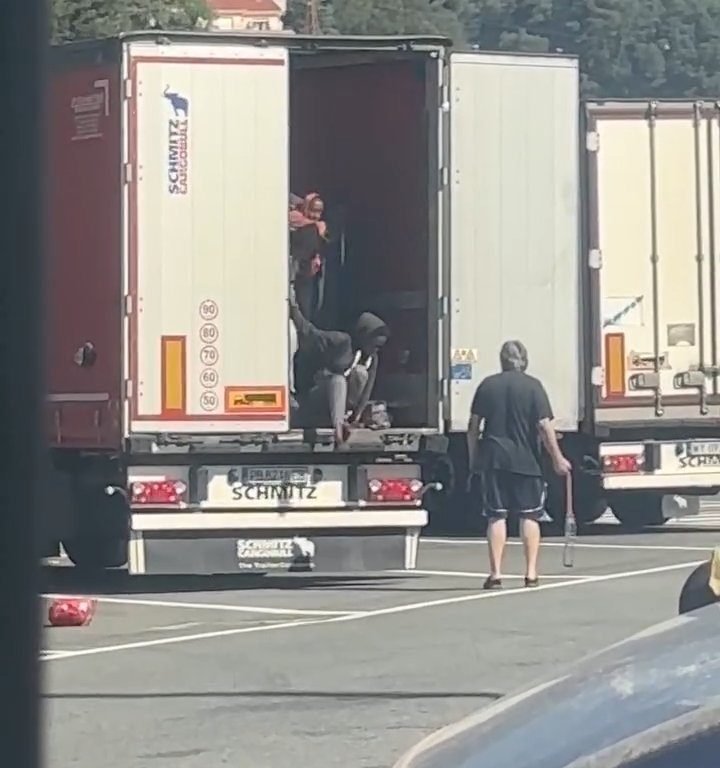 Camionero encuentra migrantes a bordo y los ahuyenta con cinturones: video viral