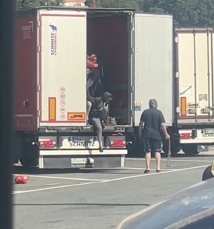 Un chauffeur de camion trouve des migrants à bord et les chasse avec des ceintures : vidéo virale