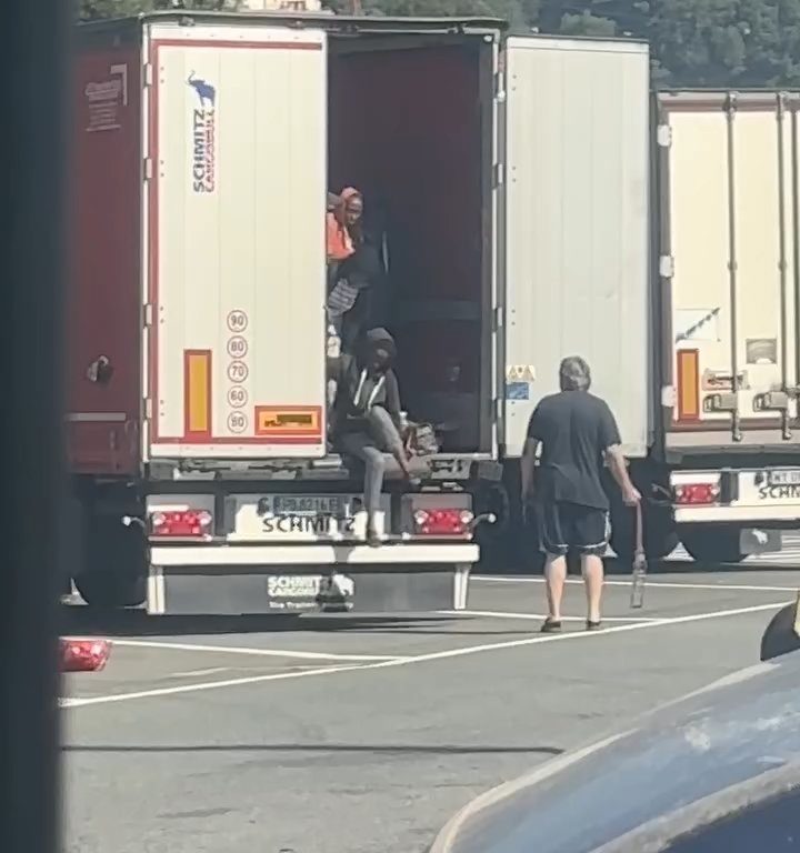 Camionero encuentra migrantes a bordo y los ahuyenta con cinturones: video viral