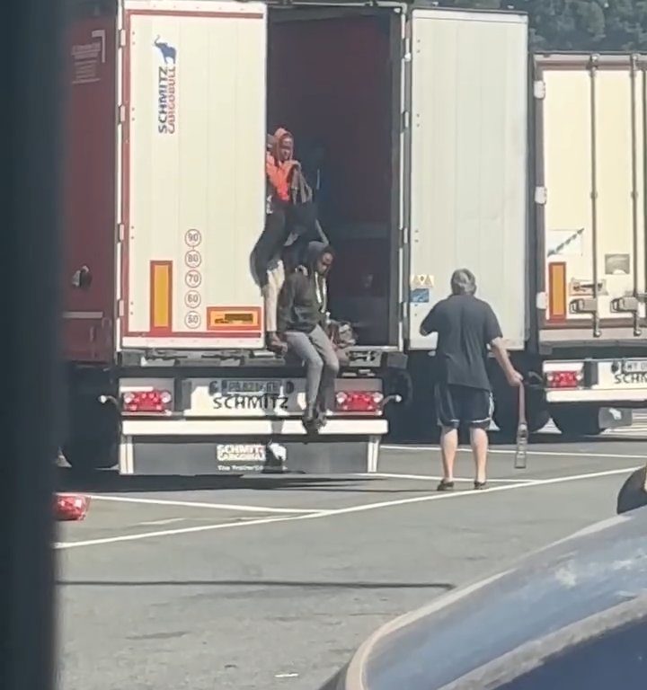 Un chauffeur de camion trouve des migrants à bord et les chasse avec des ceintures : vidéo virale