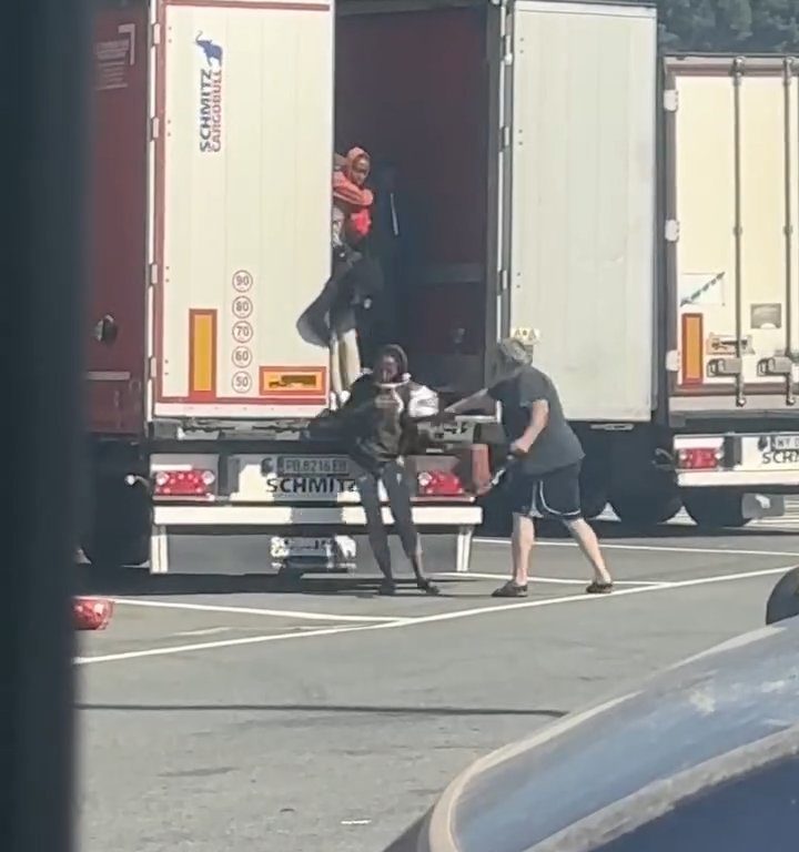 Un chauffeur de camion trouve des migrants à bord et les chasse avec des ceintures : vidéo virale