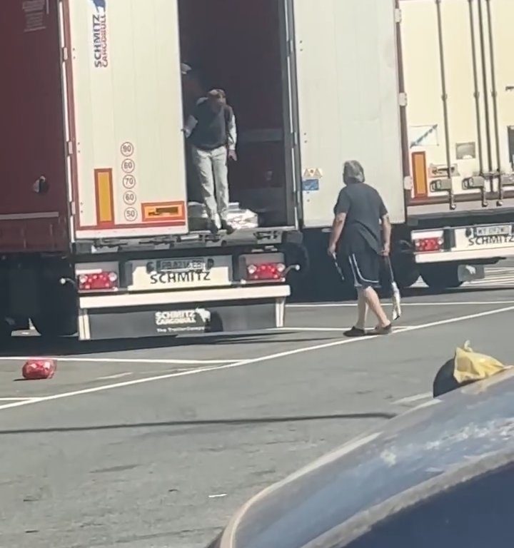 Un chauffeur de camion trouve des migrants à bord et les chasse avec des ceintures : vidéo virale