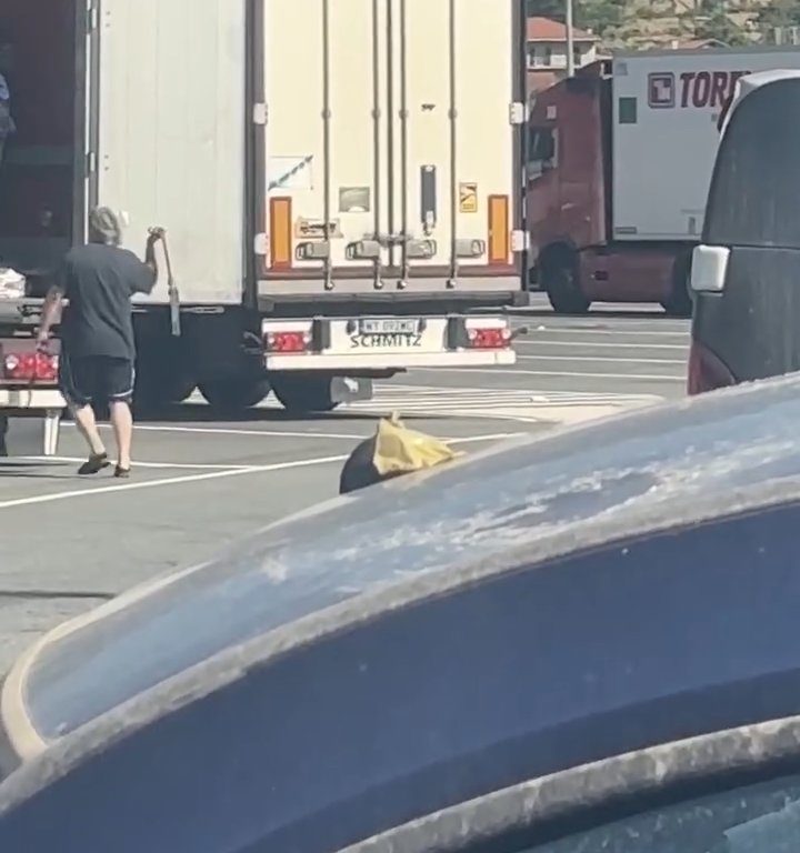 Un chauffeur de camion trouve des migrants à bord et les chasse avec des ceintures : vidéo virale