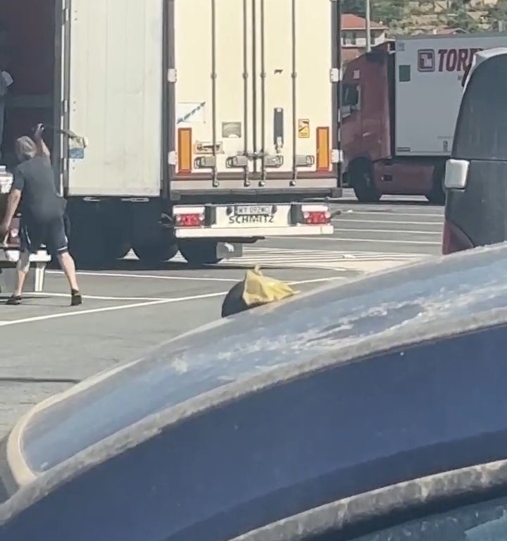 Un chauffeur de camion trouve des migrants à bord et les chasse avec des ceintures : vidéo virale