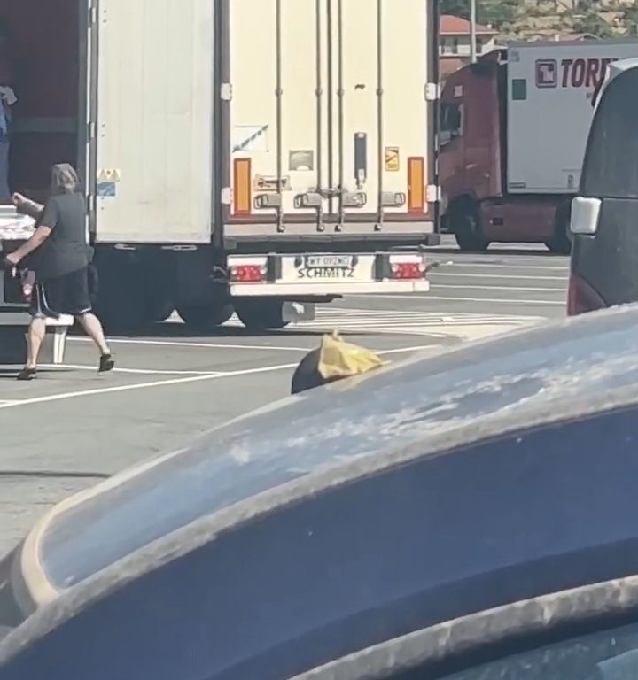 Un chauffeur de camion trouve des migrants à bord et les chasse avec des ceintures : vidéo virale