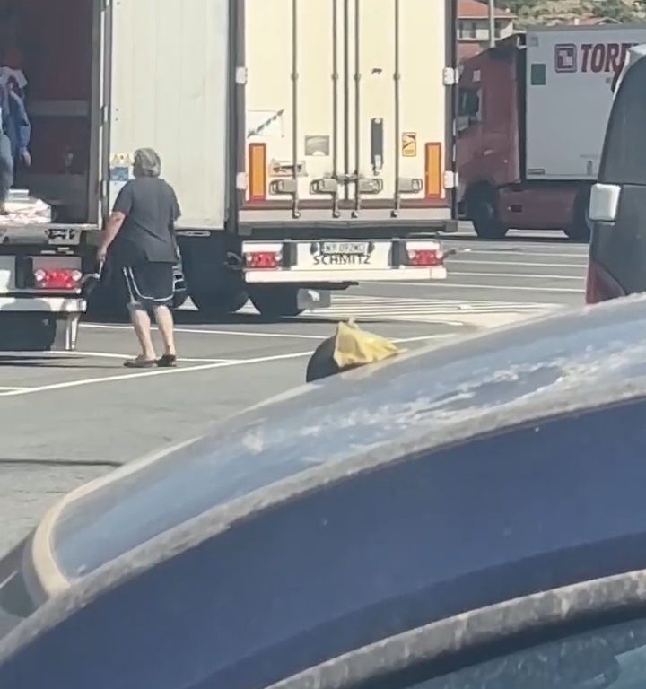 Un chauffeur de camion trouve des migrants à bord et les chasse avec des ceintures : vidéo virale