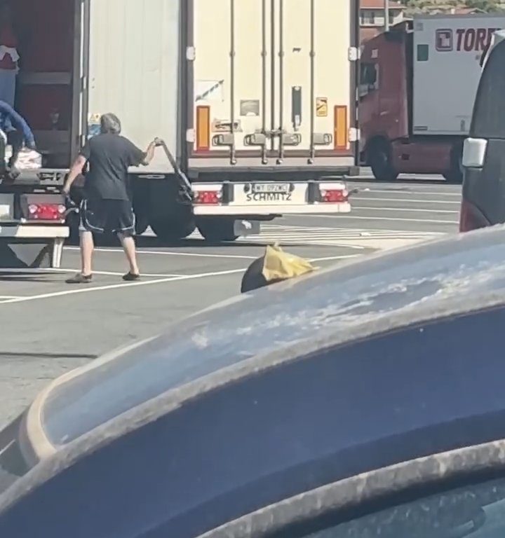 Un chauffeur de camion trouve des migrants à bord et les chasse avec des ceintures : vidéo virale