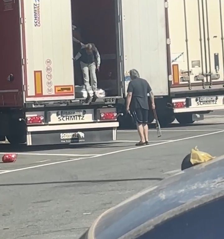 Un chauffeur de camion trouve des migrants à bord et les chasse avec des ceintures : vidéo virale