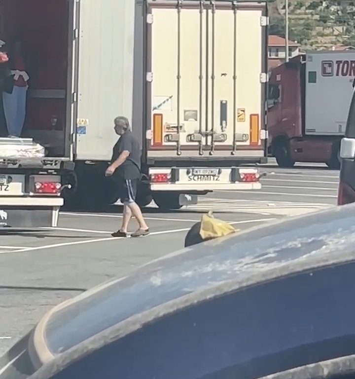 Un chauffeur de camion trouve des migrants à bord et les chasse avec des ceintures : vidéo virale