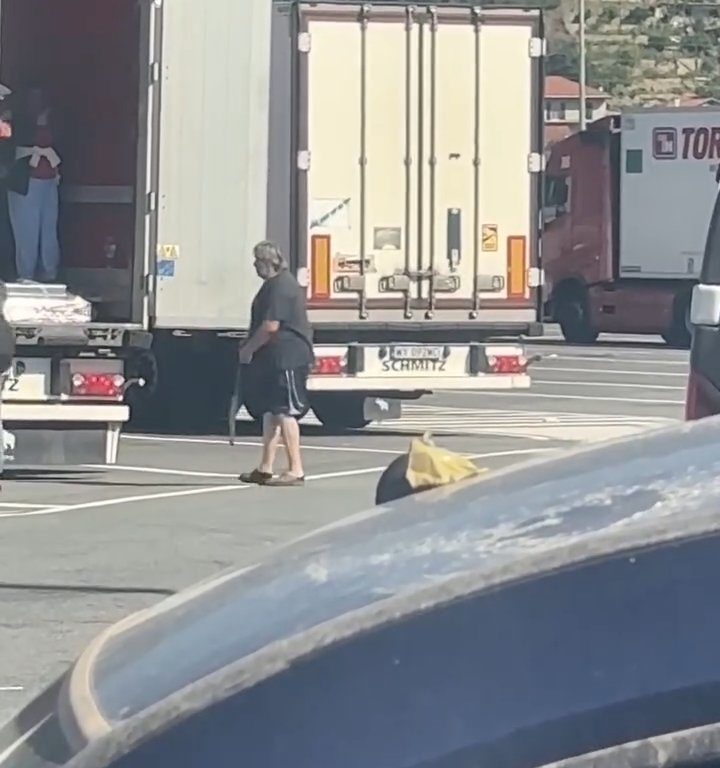 Un chauffeur de camion trouve des migrants à bord et les chasse avec des ceintures : vidéo virale