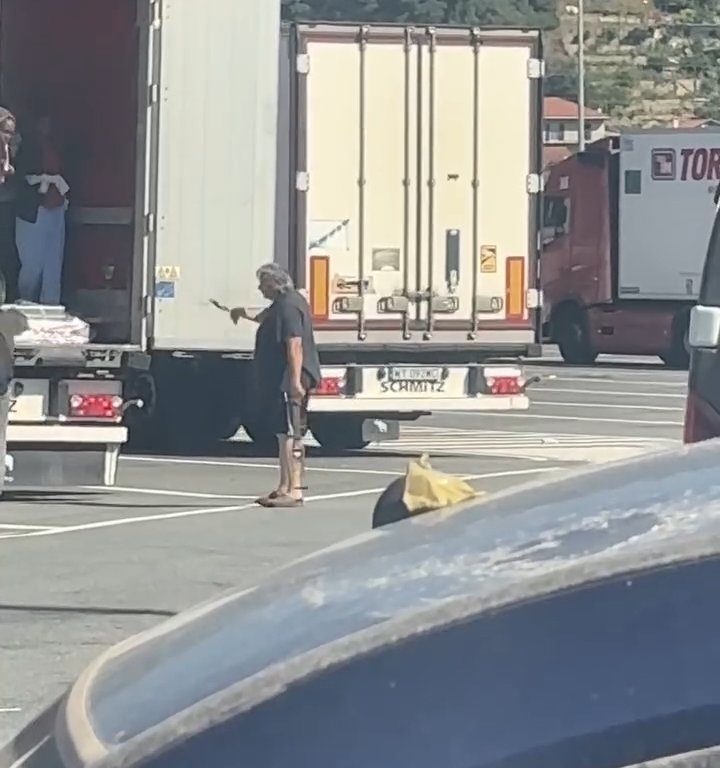 Camionero encuentra migrantes a bordo y los ahuyenta con cinturones: video viral