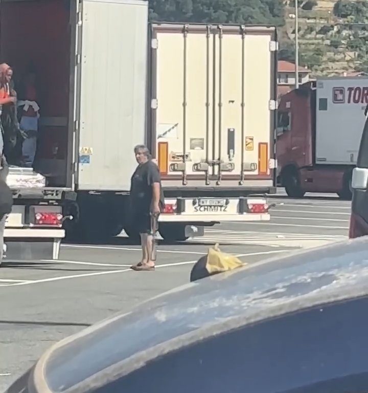 Un chauffeur de camion trouve des migrants à bord et les chasse avec des ceintures : vidéo virale