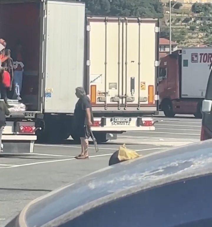 Un chauffeur de camion trouve des migrants à bord et les chasse avec des ceintures : vidéo virale