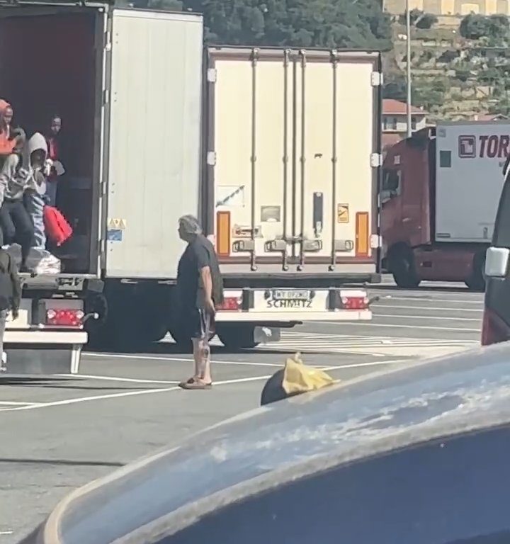 Un chauffeur de camion trouve des migrants à bord et les chasse avec des ceintures : vidéo virale