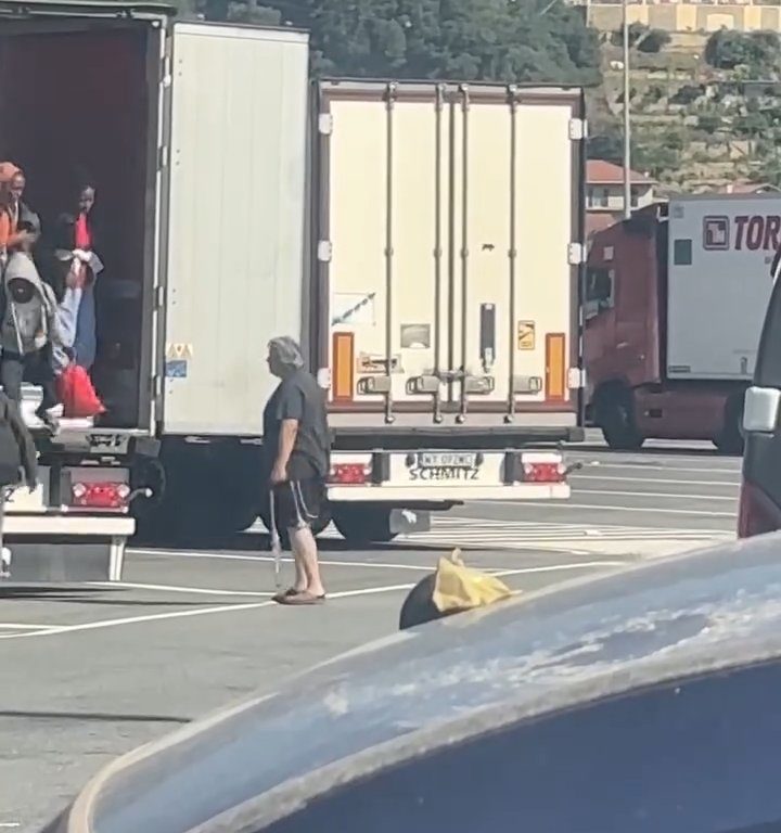 Un chauffeur de camion trouve des migrants à bord et les chasse avec des ceintures : vidéo virale