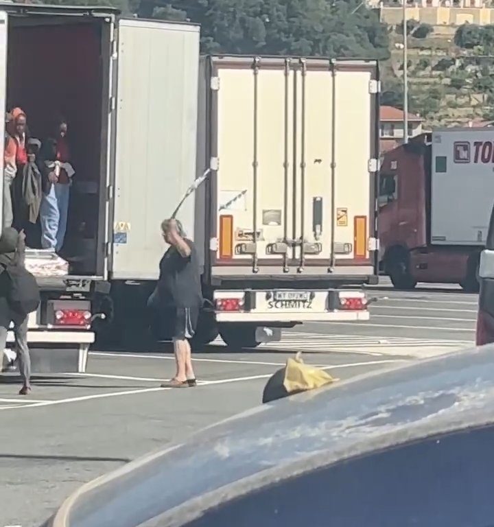 Un chauffeur de camion trouve des migrants à bord et les chasse avec des ceintures : vidéo virale