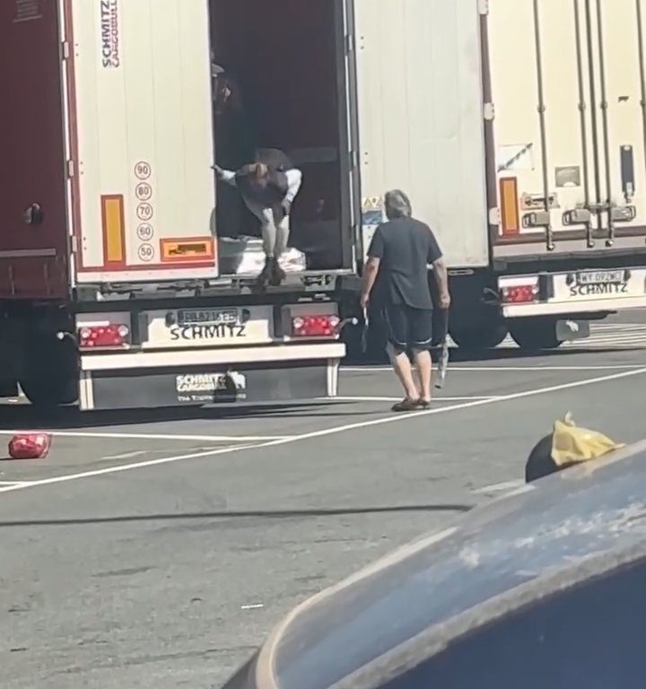 Un chauffeur de camion trouve des migrants à bord et les chasse avec des ceintures : vidéo virale