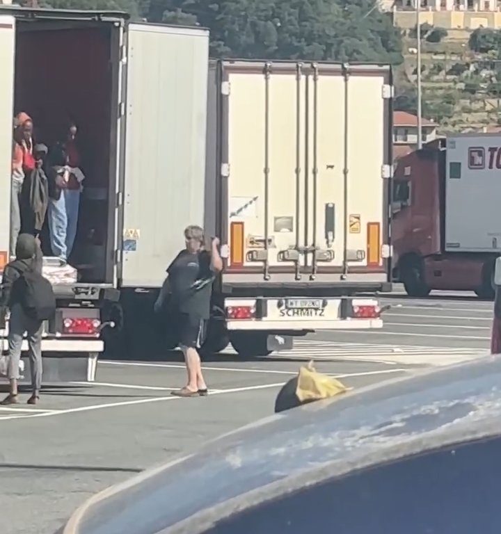 Un chauffeur de camion trouve des migrants à bord et les chasse avec des ceintures : vidéo virale