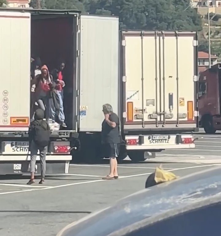 Un chauffeur de camion trouve des migrants à bord et les chasse avec des ceintures : vidéo virale