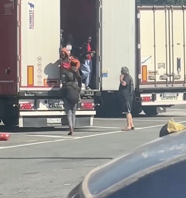 Un chauffeur de camion trouve des migrants à bord et les chasse avec des ceintures : vidéo virale