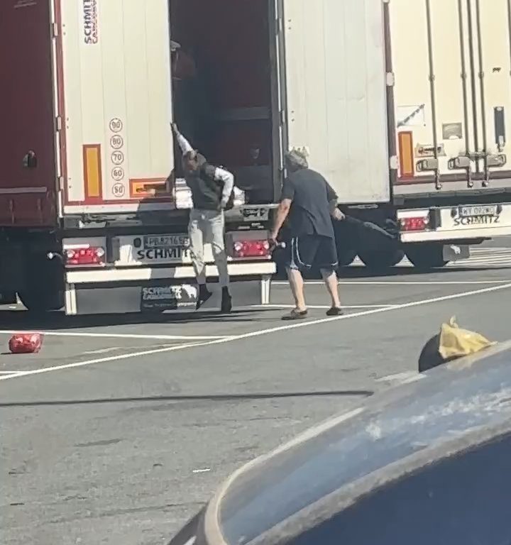 Un chauffeur de camion trouve des migrants à bord et les chasse avec des ceintures : vidéo virale