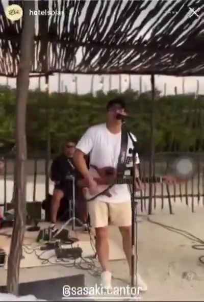 Cantante muore folgorato sul palco: colpa di un abbraccio a fan bagnato