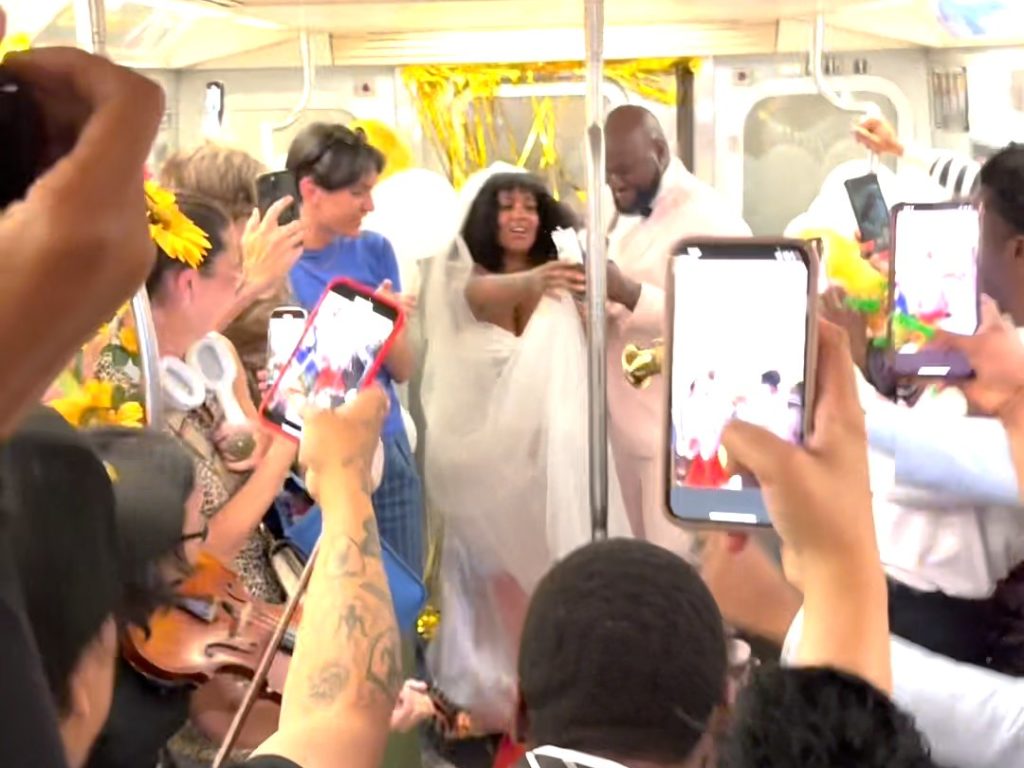 Una pareja sin dinero organiza una exitosa boda en el metro