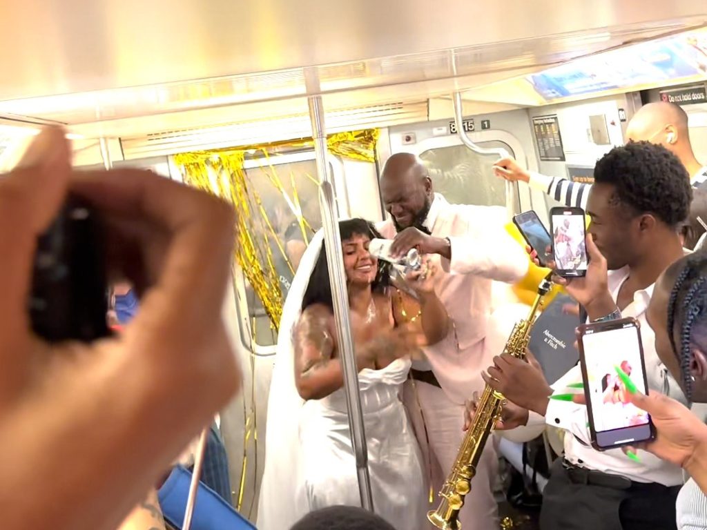 Una pareja sin dinero organiza una exitosa boda en el metro