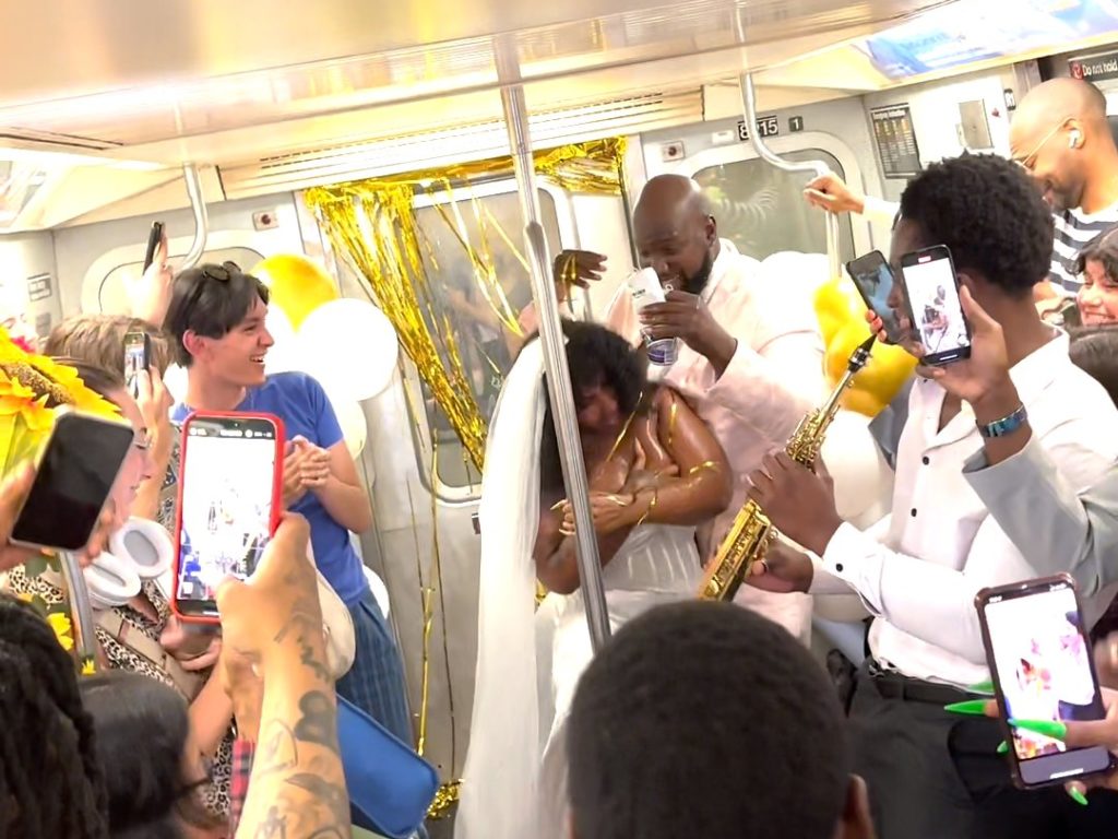 Una pareja sin dinero organiza una exitosa boda en el metro