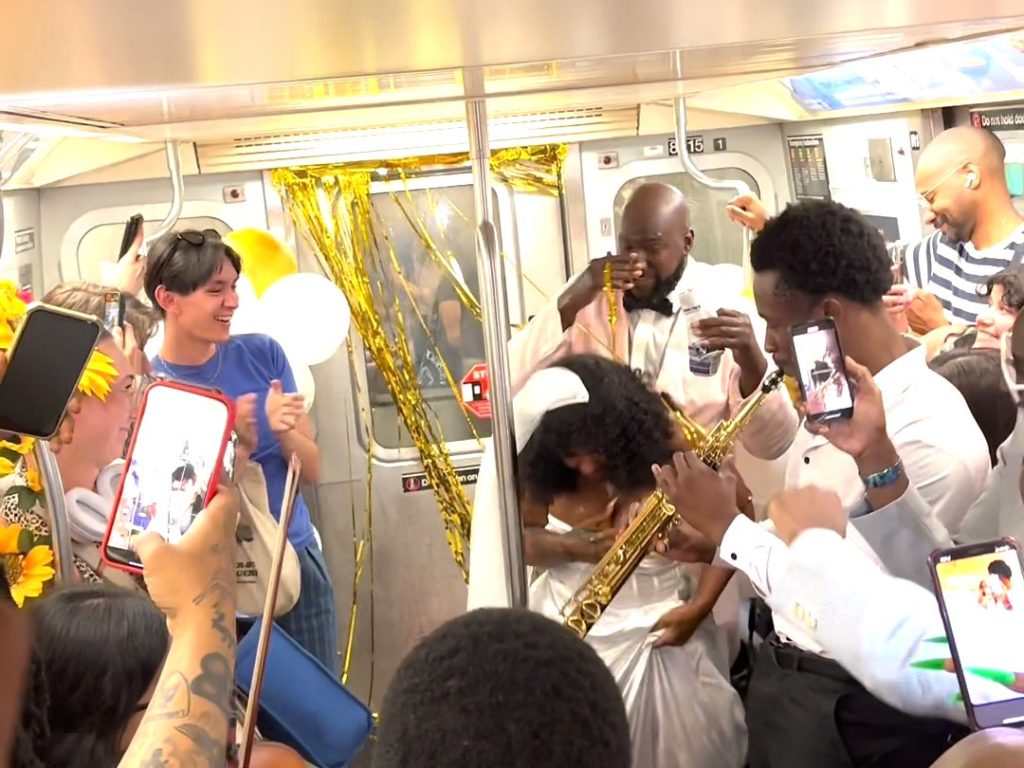 Un couple sans argent organise un mariage réussi dans le métro