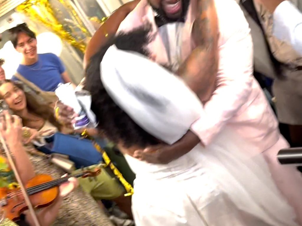 Un couple sans argent organise un mariage réussi dans le métro