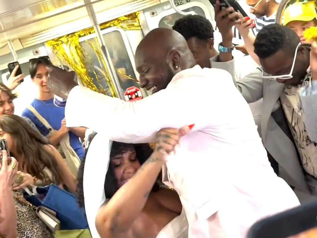 Una pareja sin dinero organiza una exitosa boda en el metro