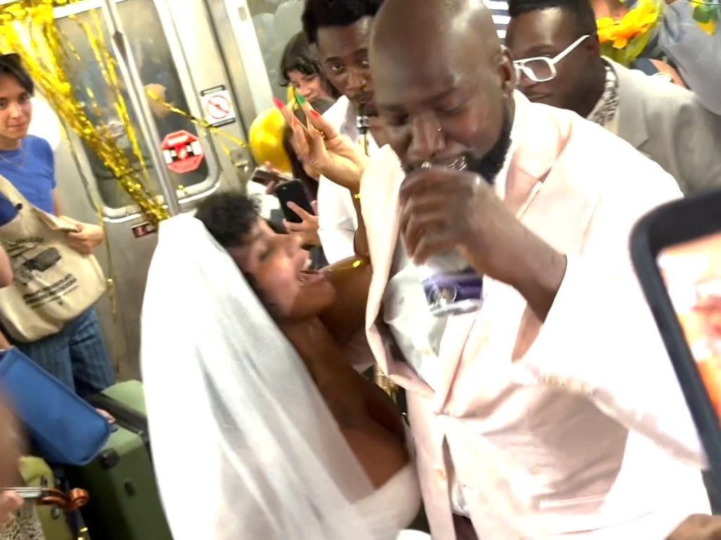 Una pareja sin dinero organiza una exitosa boda en el metro