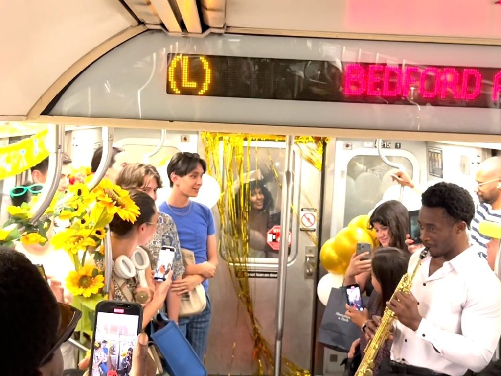 Coppia senza soldi organizza matrimonio in metropolitana un successo