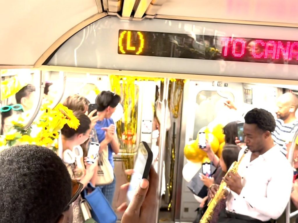 Ein Paar ohne Geld plant eine erfolgreiche U-Bahn-Hochzeit