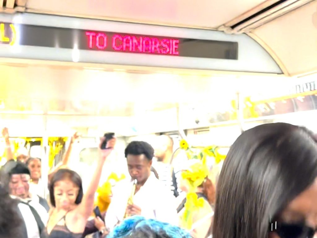 Un couple sans argent organise un mariage réussi dans le métro