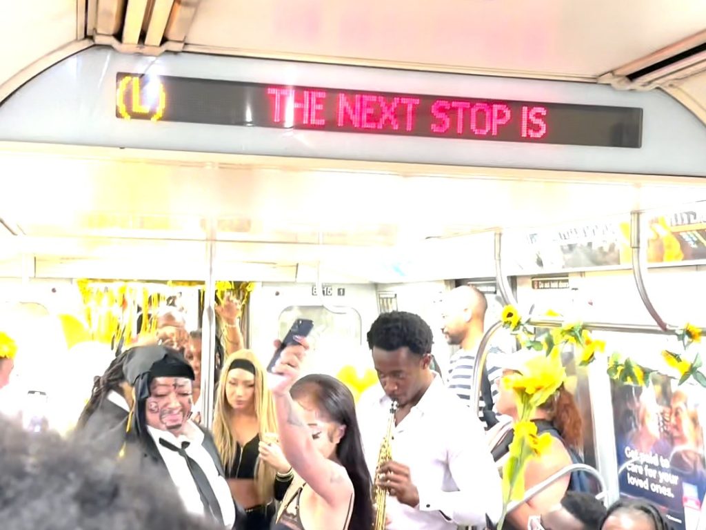 Un couple sans argent organise un mariage réussi dans le métro