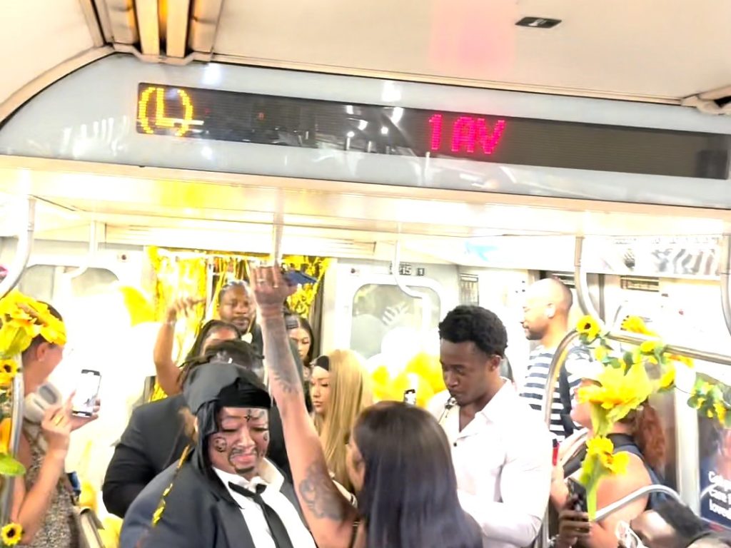 Una pareja sin dinero organiza una exitosa boda en el metro