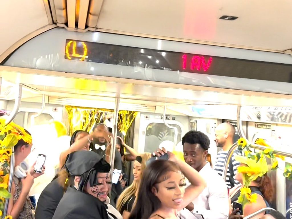 Un couple sans argent organise un mariage réussi dans le métro