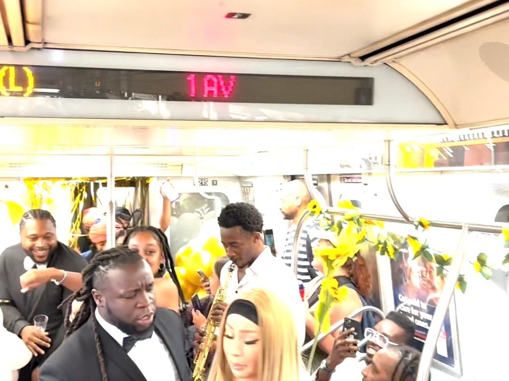 Una pareja sin dinero organiza una exitosa boda en el metro