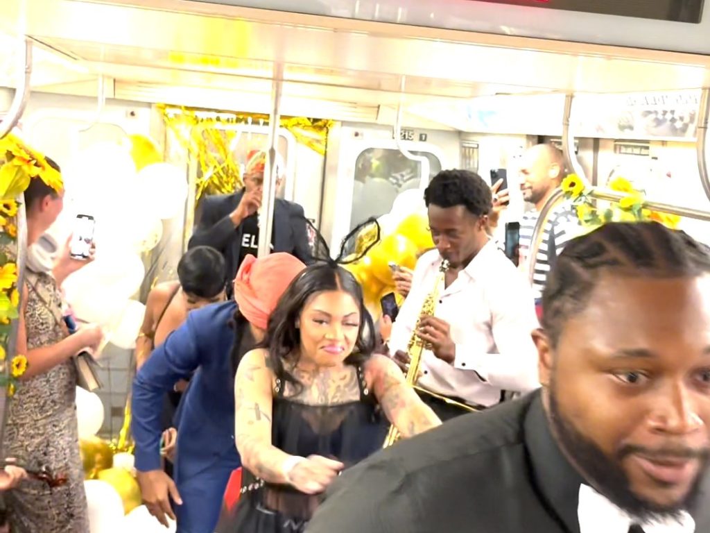 Una pareja sin dinero organiza una exitosa boda en el metro