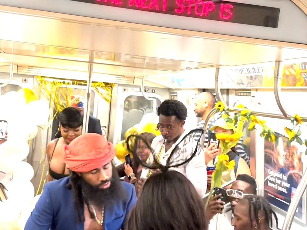 Una pareja sin dinero organiza una exitosa boda en el metro