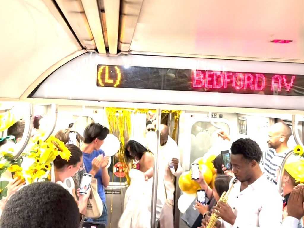 Una pareja sin dinero organiza una exitosa boda en el metro