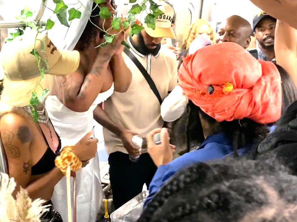 Un couple sans argent organise un mariage réussi dans le métro