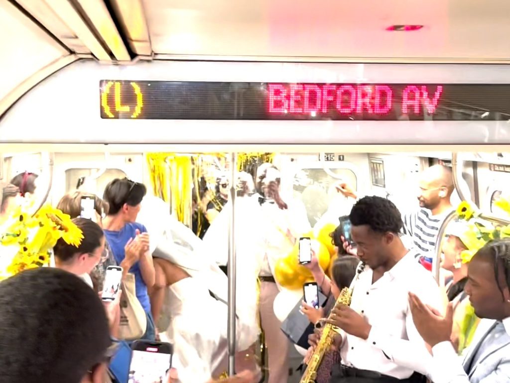 Ein Paar ohne Geld plant eine erfolgreiche U-Bahn-Hochzeit