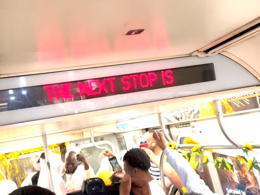 Un couple sans argent organise un mariage réussi dans le métro