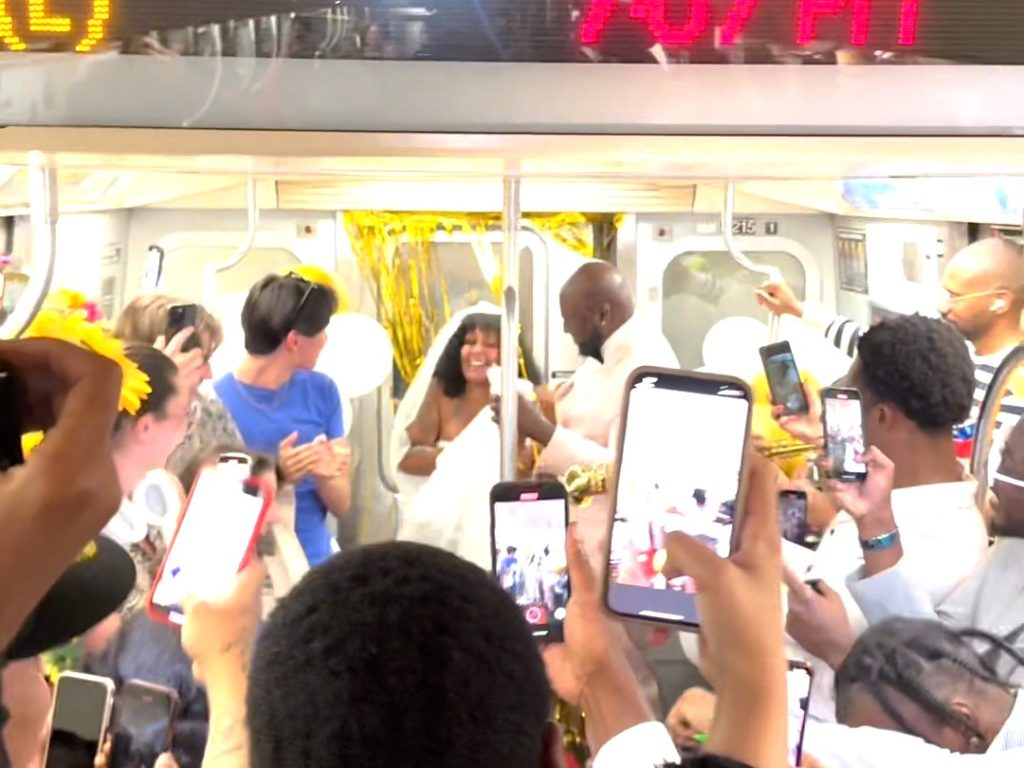 Una pareja sin dinero organiza una exitosa boda en el metro